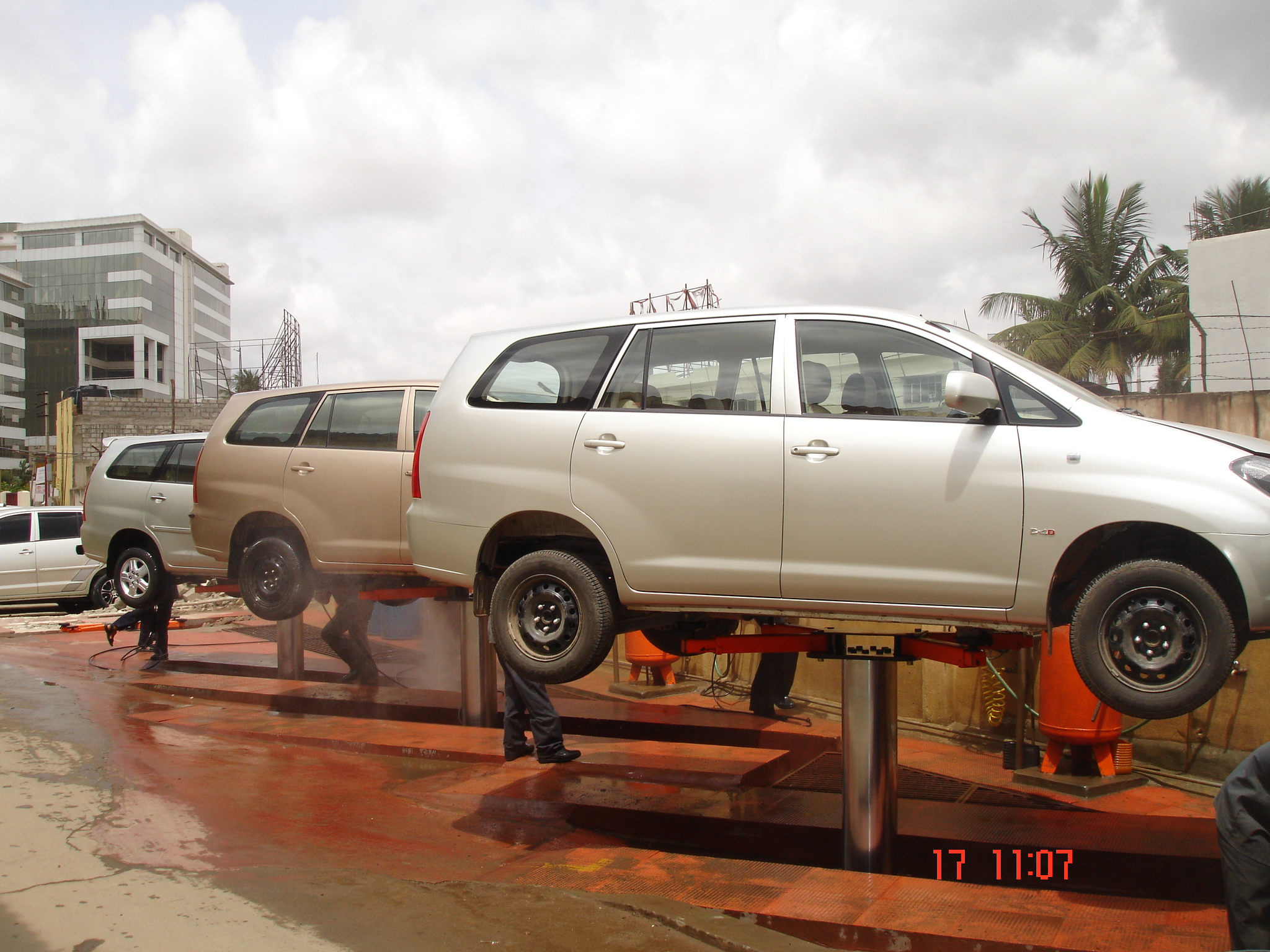 IN-GROUND HYDRAULIC SPIDER ARM WASHING LIFT